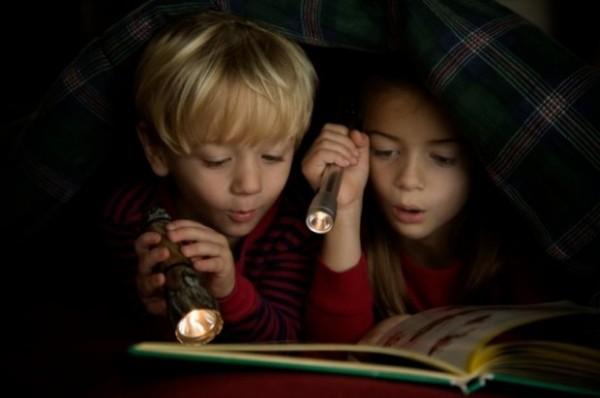 дети читают в темноте