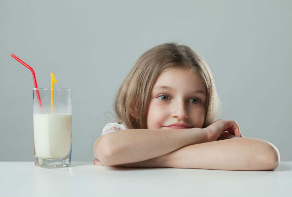 девочка и стакан молока