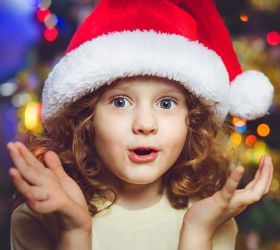 Девочка в шапке Санта-клауса