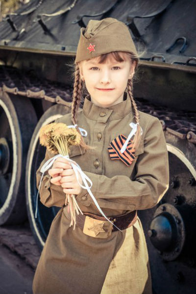 Девочка в военной форме
