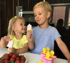 дети едят домашнее мороженое