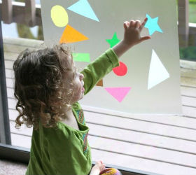 девочка играет в игру на стекле окне