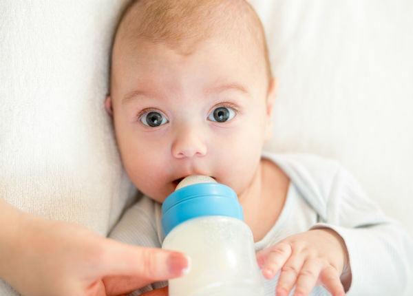 ребенок с бутылочкой молока
