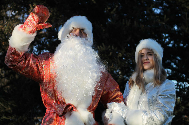 Дед Мороз и Снегурочка на солнышке