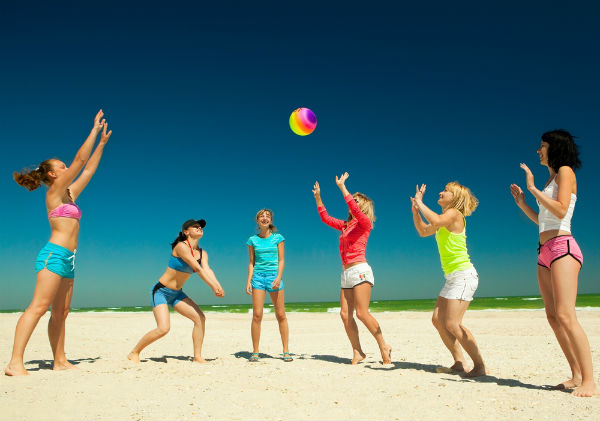 дети играют в мяч на пляже