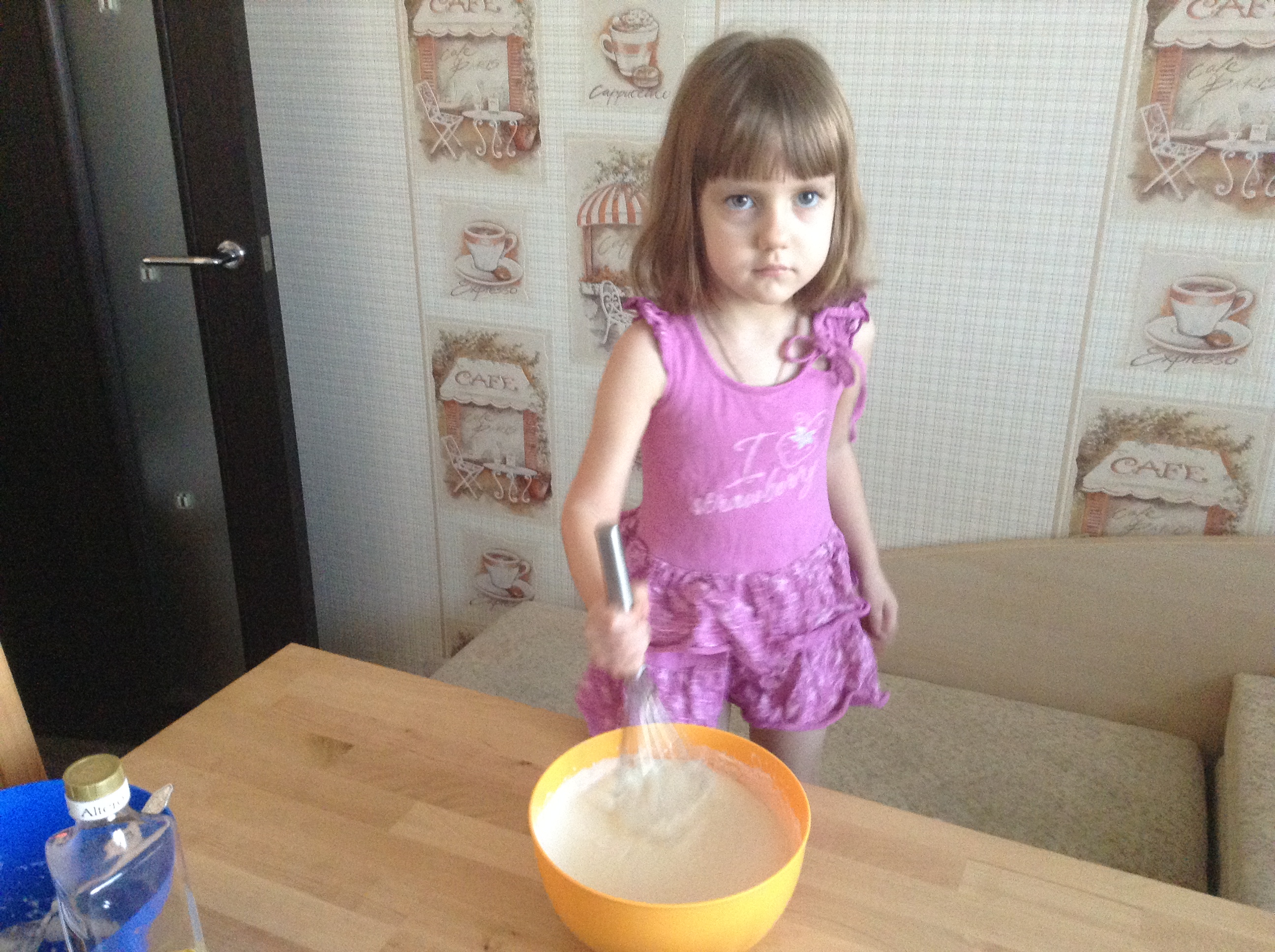 Девочка мешает тесто