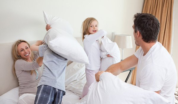 семья бои подушками