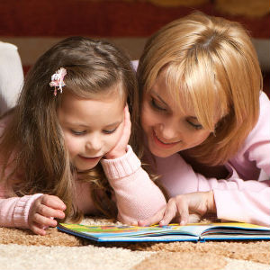 Мама с дочкой читают книгу