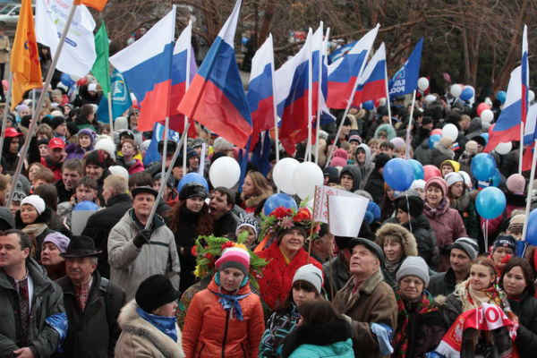 Люди с флагами России