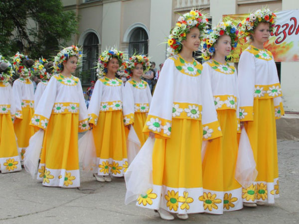 Девочки в желтых костюмах