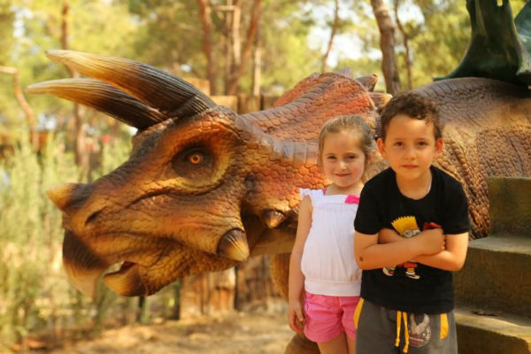 Дети и динозавр