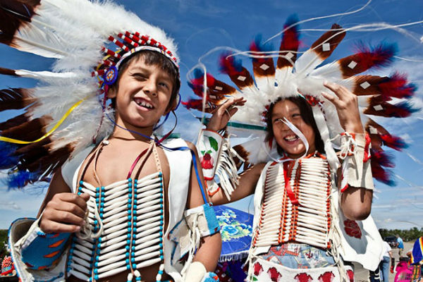 дети в костюме индейцев