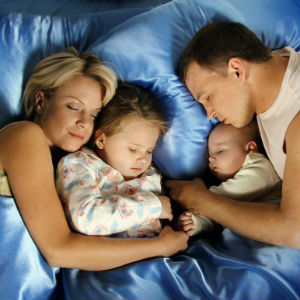 Дети спят с родителями