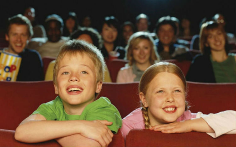 Дети в кинотеатре