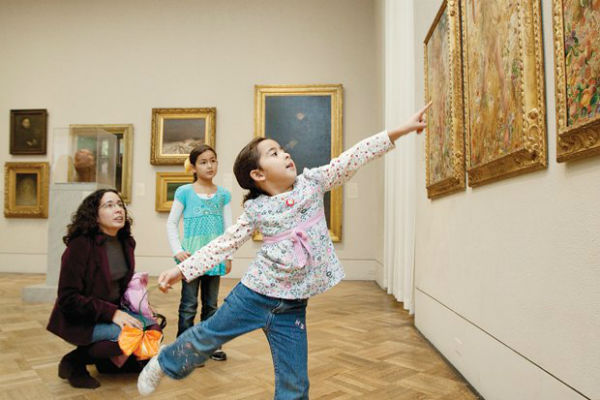 девочка в музее в картинной галерее