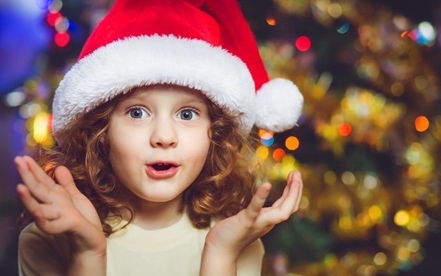 Девочка в шапке Санта-Клауса