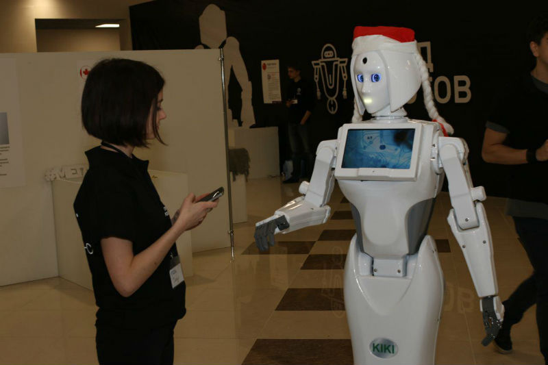 Девушка и девушка-робот