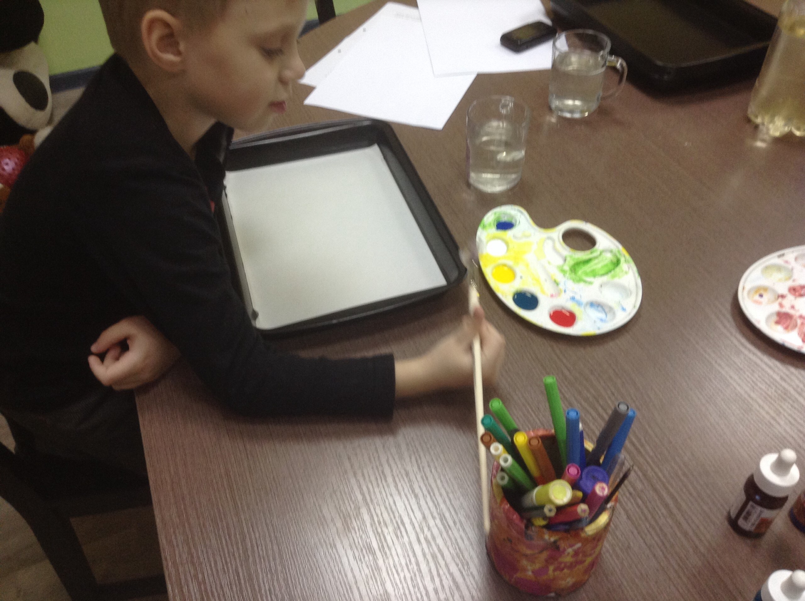 Мальчик рисует на воде