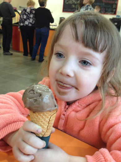мороженое и девочка