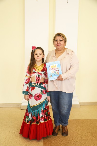 Наталия Волжанская с девочкой в цыганском костюме