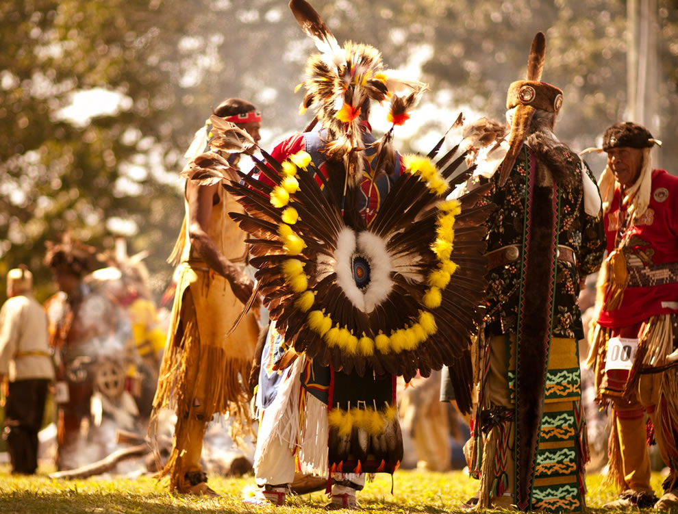 Ритуальные танцы племен. Праздник индейцев пау-вау. Пау вау у Северной Америки индейцев. Ритуальные танцы индейцев Северной Америки. Индейский фестиваль «Лос-Бальсерьяс».