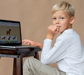 Мальчик занимается на ноутбуке с "ЛогикЛайк"