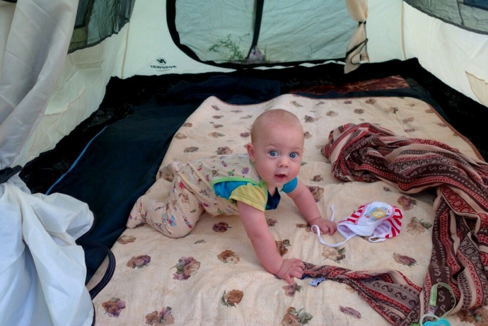 Ребенок в палатке