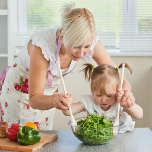 Ребенок с мамой на кухне