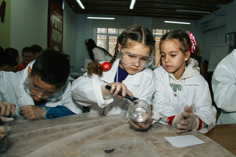Девочки изучают отпечатки пальцев на стакане