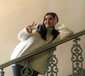 Яна Яндубаева стоит на лестнице