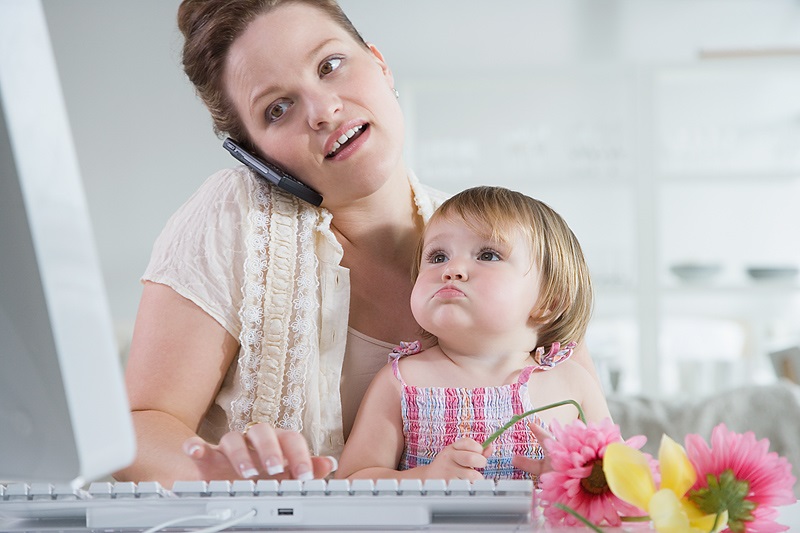 Ребенок с мамой на работе