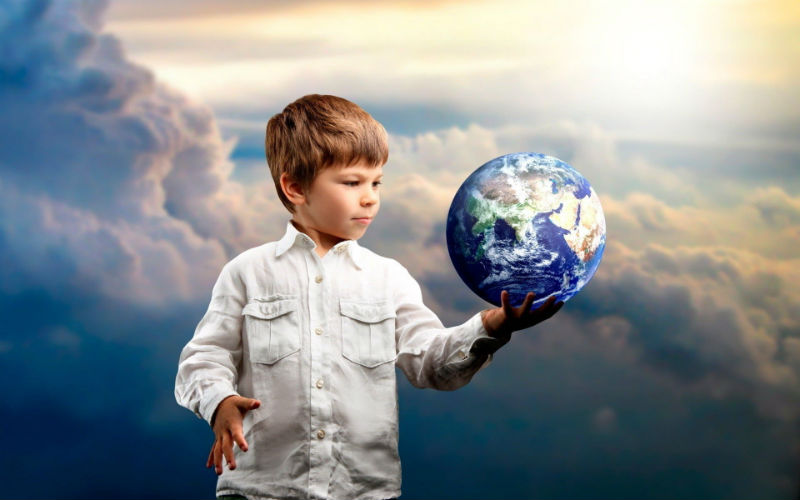 Ребенок и земной шар в руке
