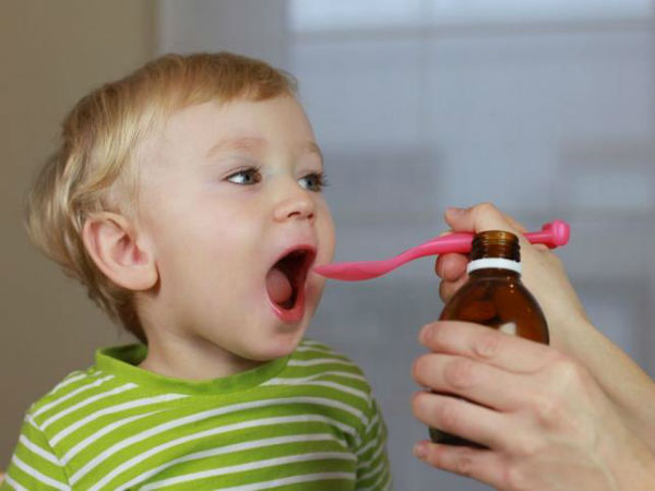 Ребенок пьет лекарство