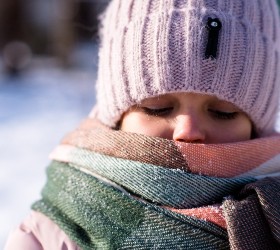 Девочка на улице зимой, закутанная в шарф