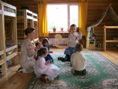 Дети играют с воспитателем
