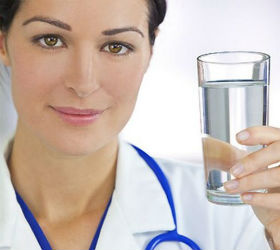 врач со стаканом воды