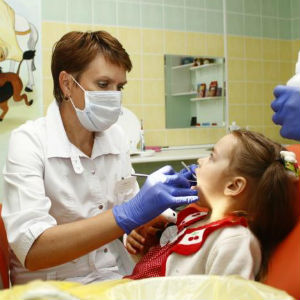 Девочка у стоматолога