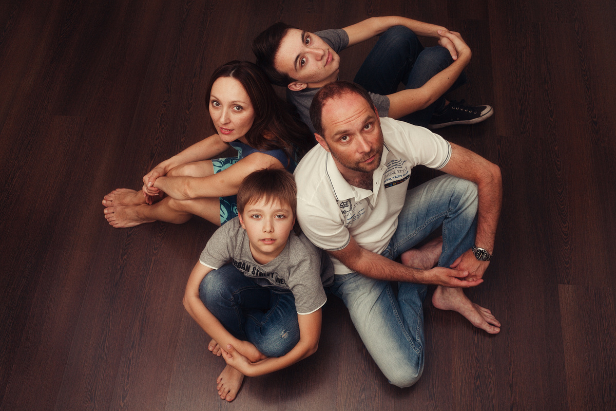 Ларионовы семья блогеров. Семья Ларионовых. Молодые люди которые живут в студии. Семейная фотосессия живые кадры. Ларионов с семьей.